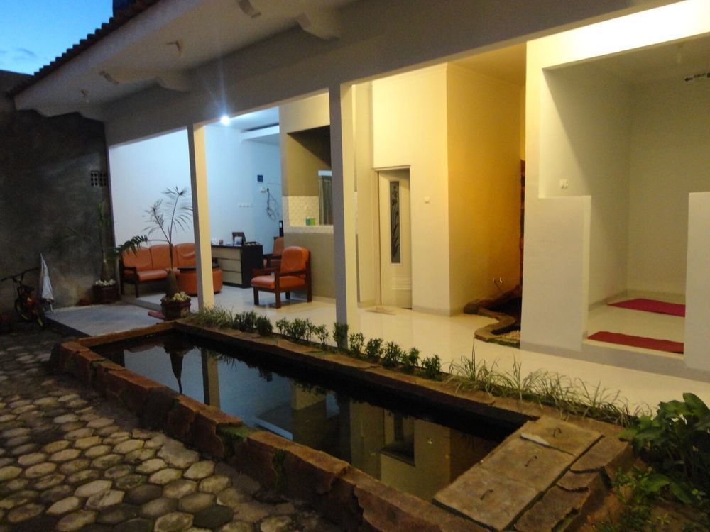 Pendowo Huis Guest House Yogyakarta Exterior photo